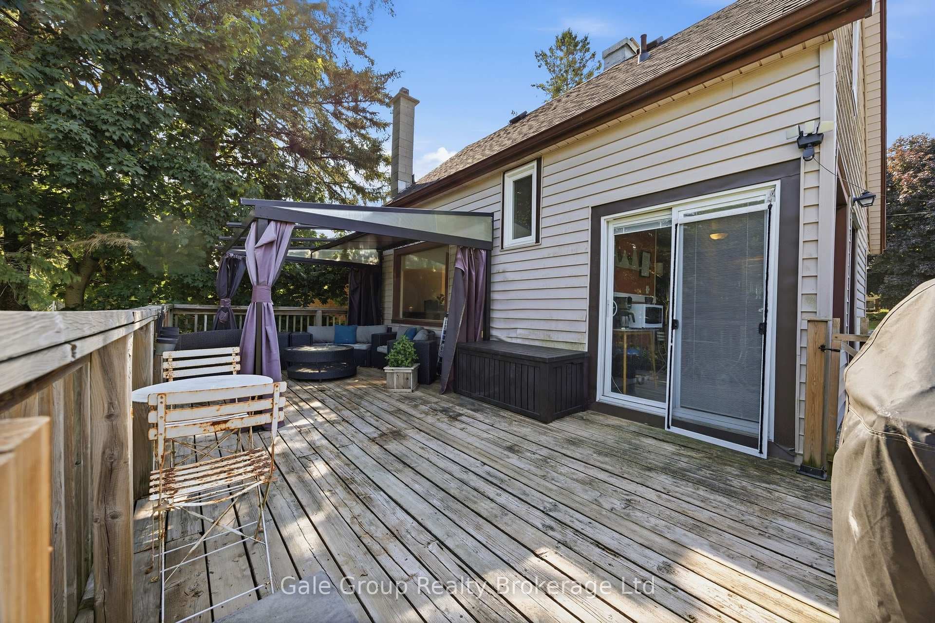 813 Dufferin Street photo 16