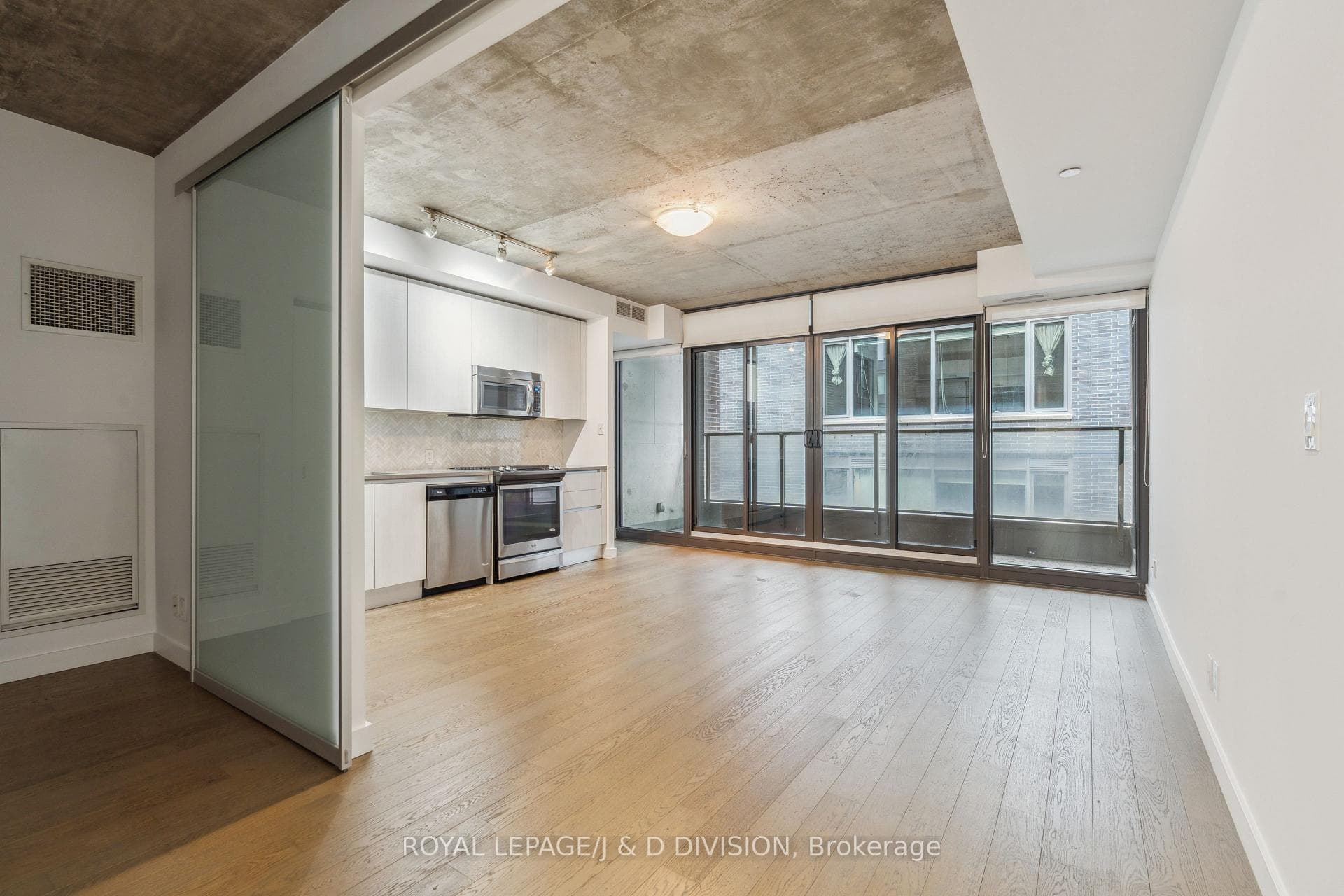 111 Bathurst Street Unit 423 photo 4