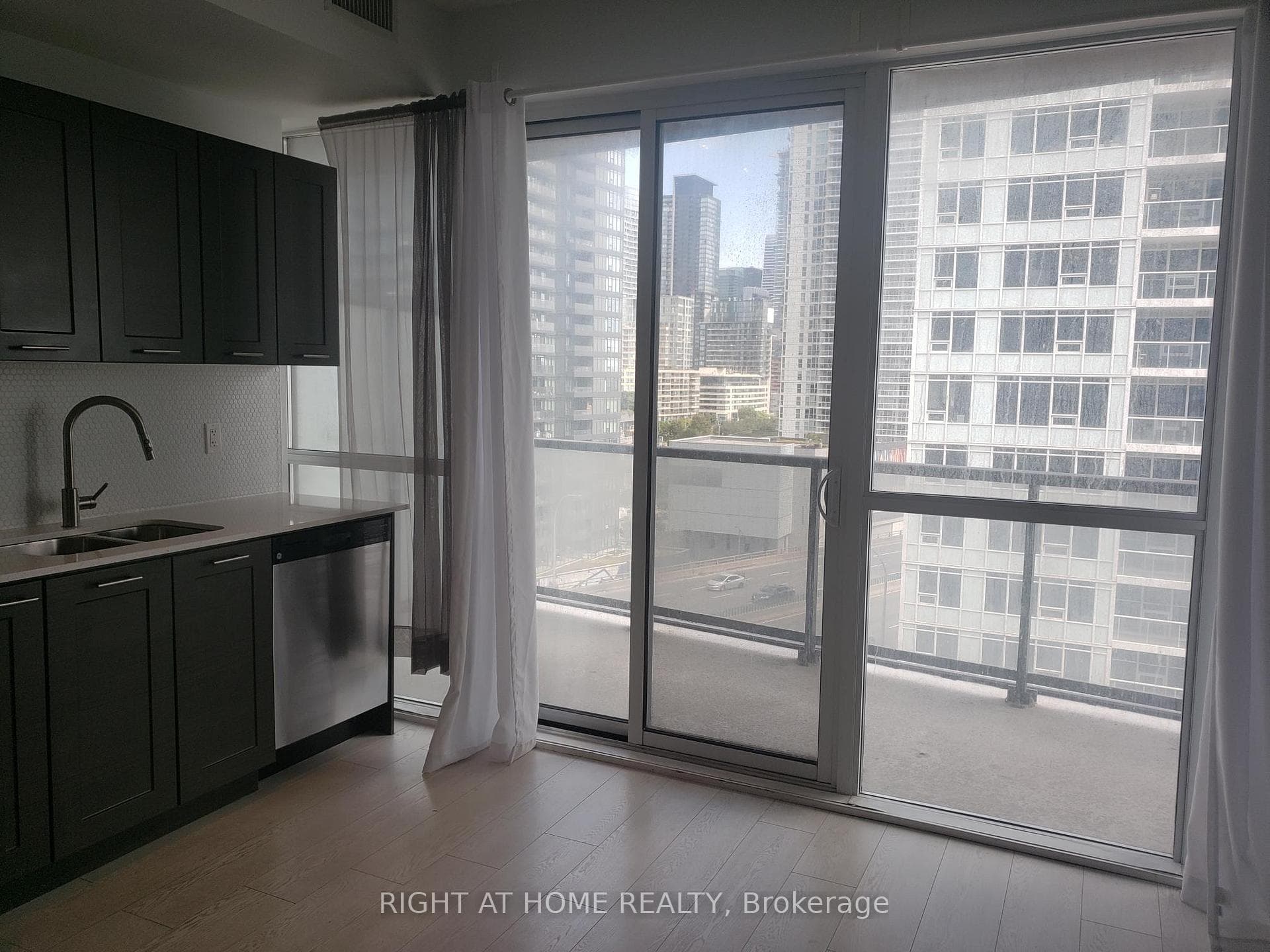 20 Bruyeres Mews Unit 1210 photo 5