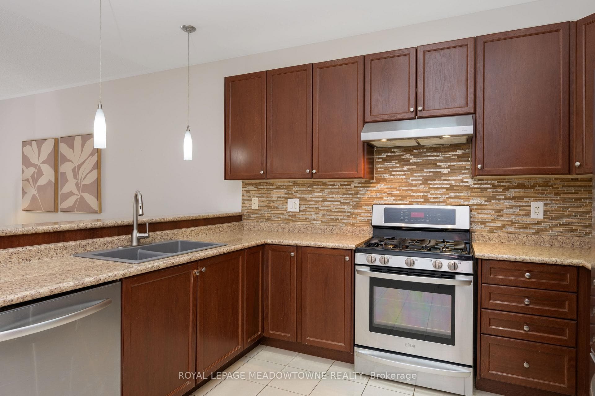 195 Minto Crescent photo 19