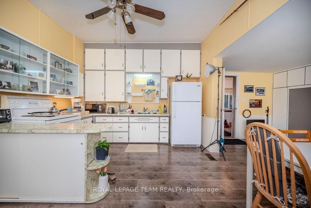 29 BONNECHERE Street photo 17