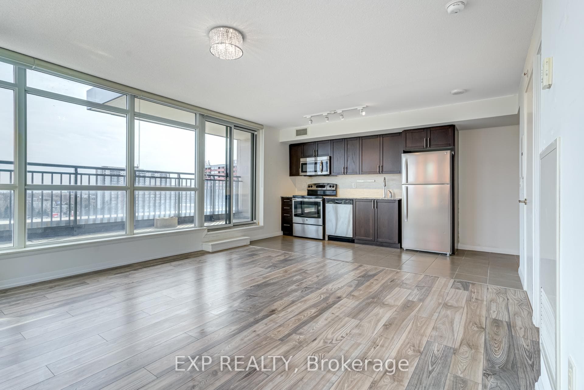 736 - 830 lawrence Ave W