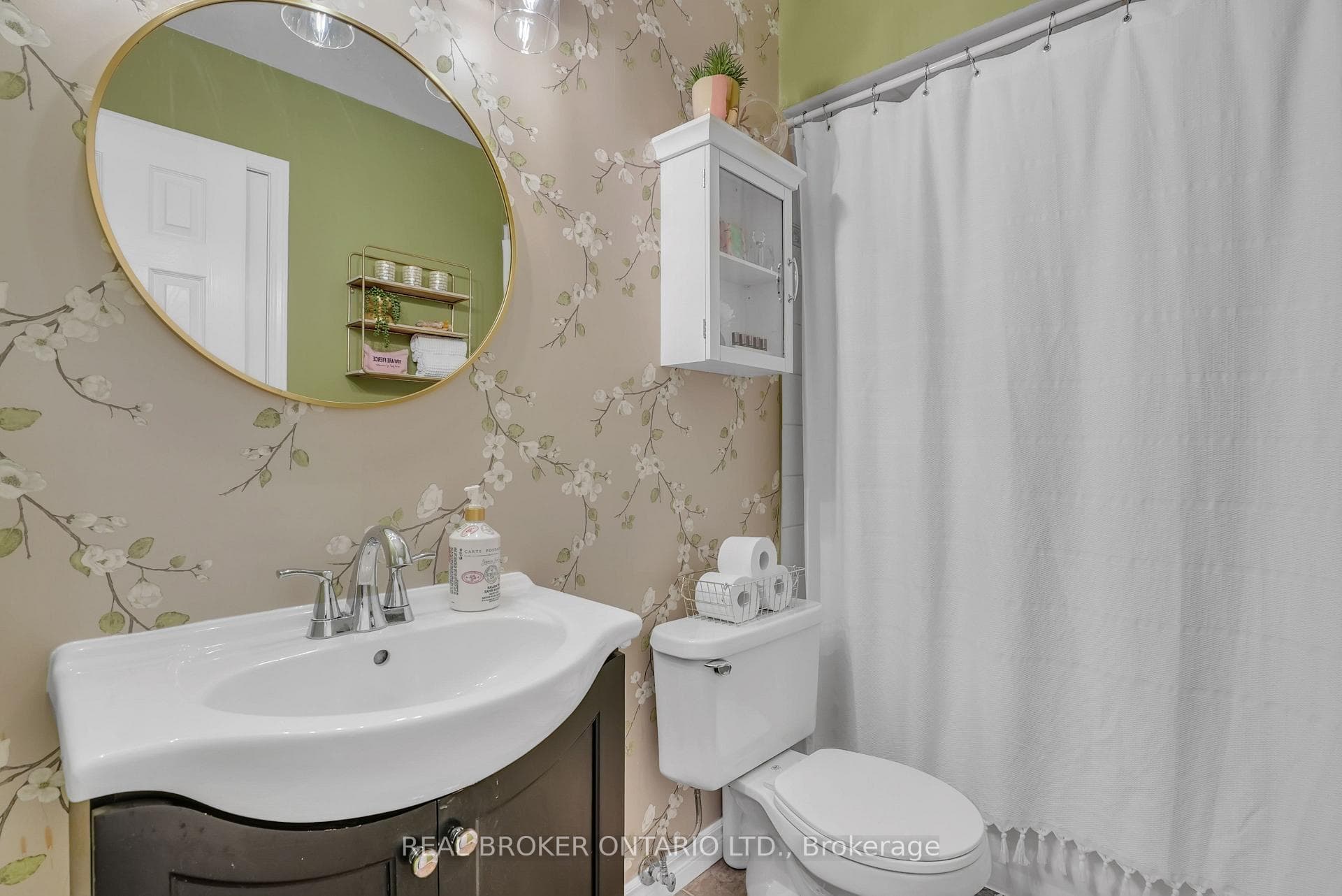 389 Ferndale Drive photo 17