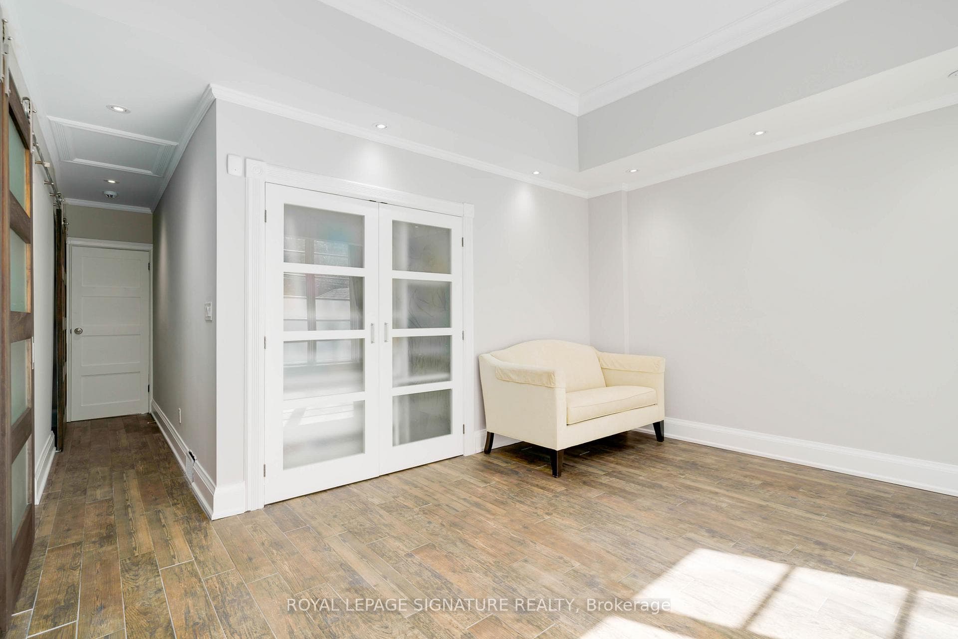 133 Chaplin Crescent photo 21