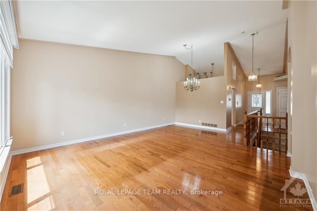 15 PEREGRINE Crescent photo 11