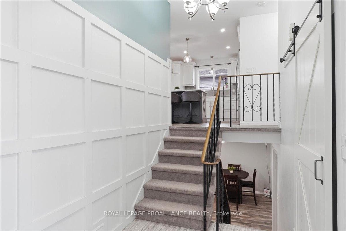 8 Loraine Avenue photo 4