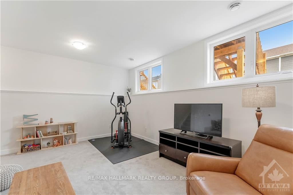 46 WHITCOMB Crescent photo 24