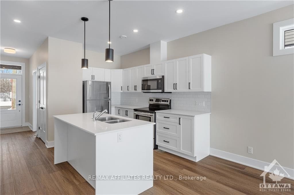 Kitchen w island