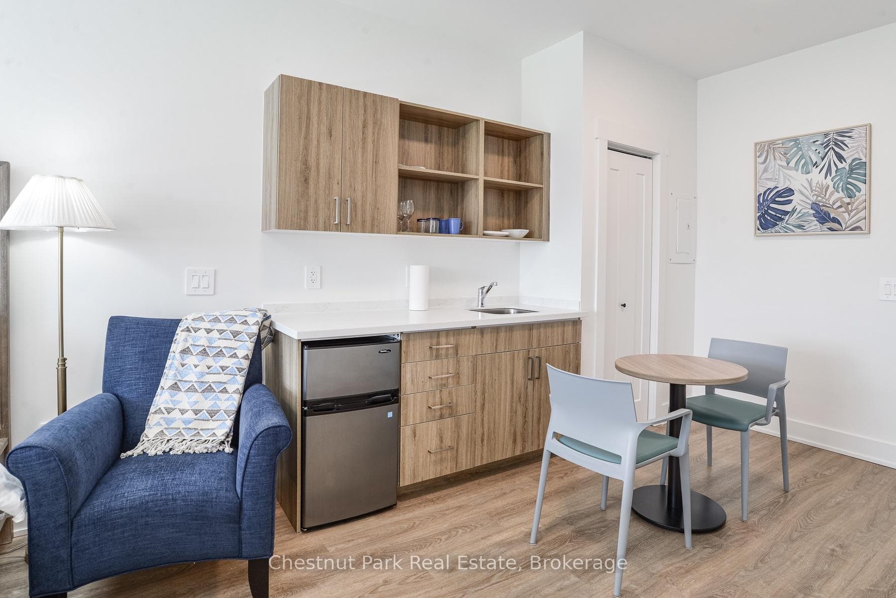 Kitchenette w Sink & Under Counter Fridge-Freezer