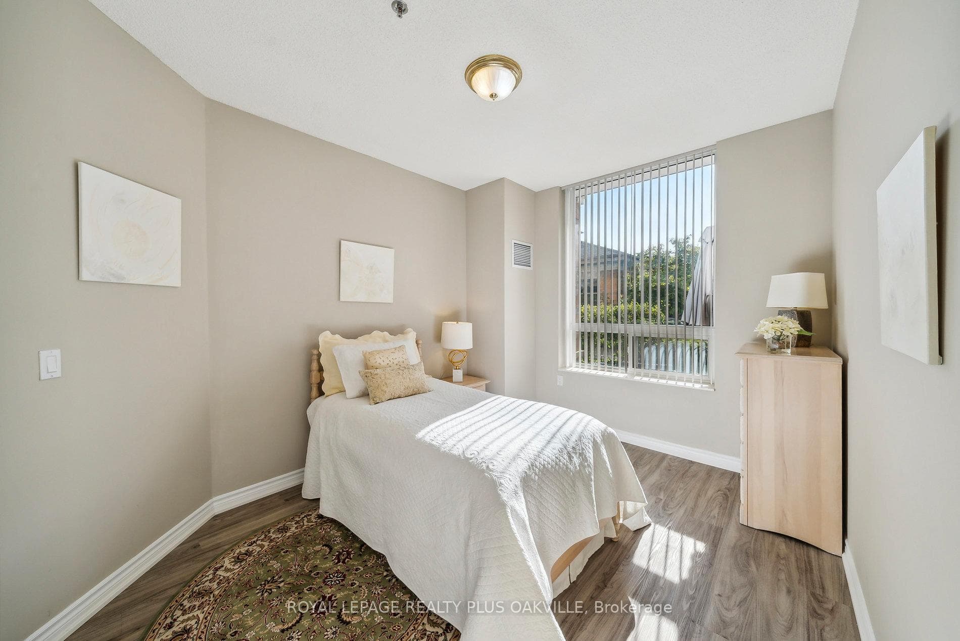 Bedroom can accommodate queen bed