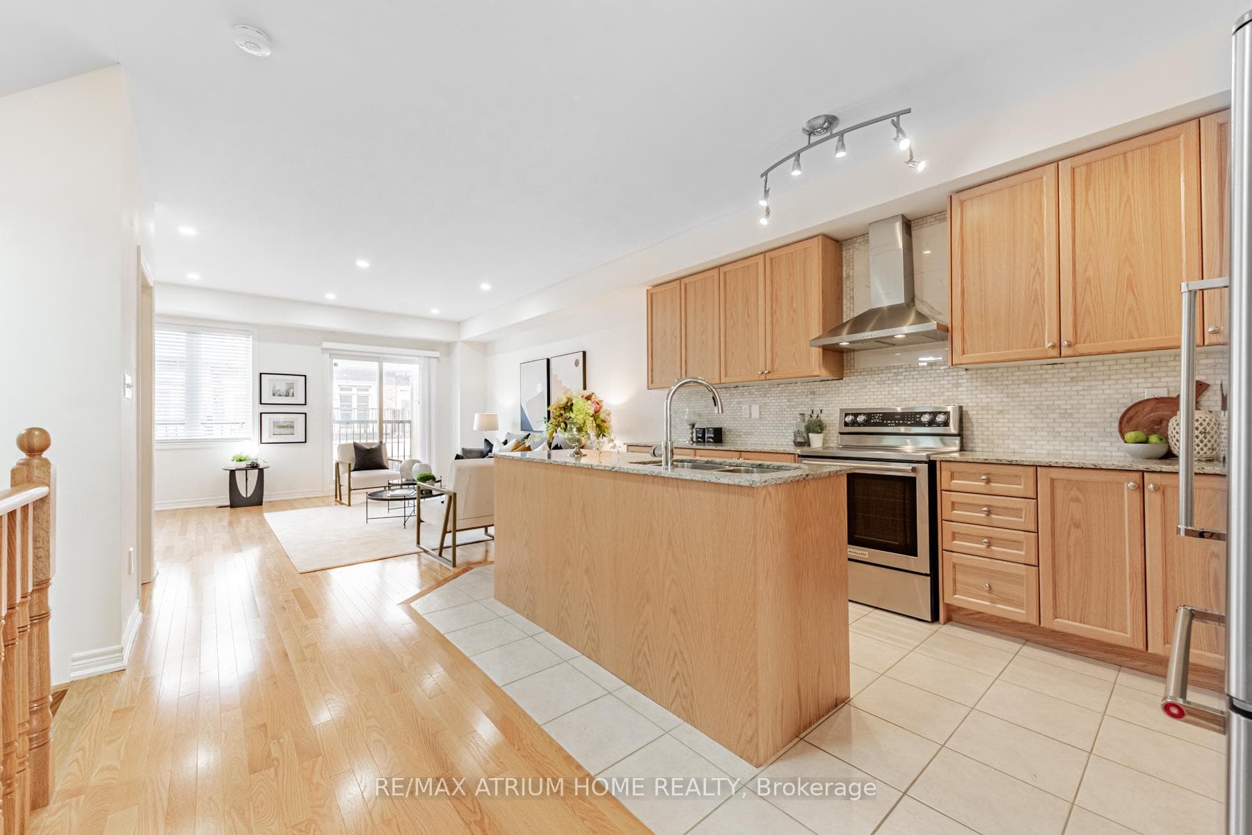 166 Elgin Mills Rd W Road photo 9