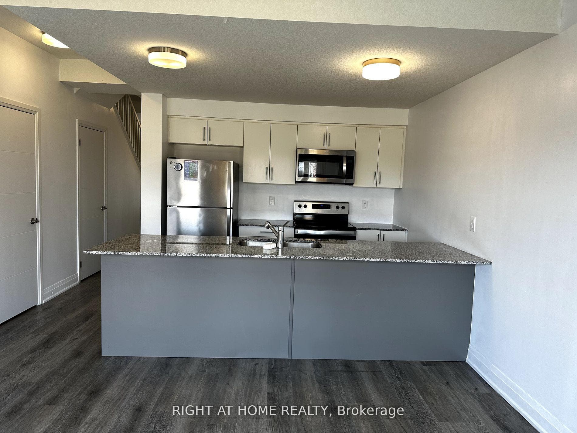 27 steele Crescent photo 12