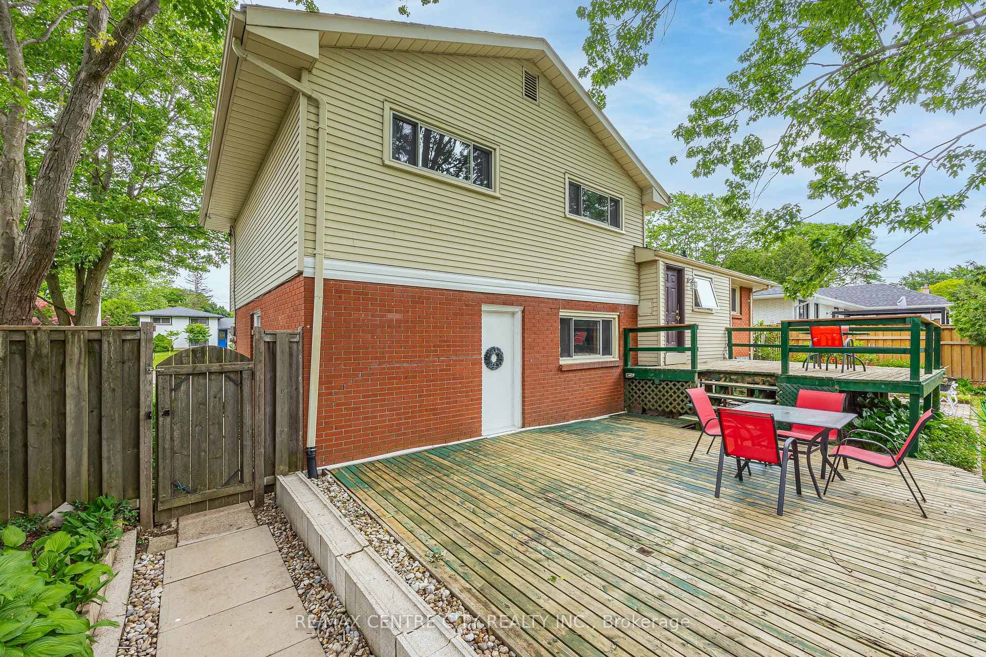 580 Salway Street photo 33