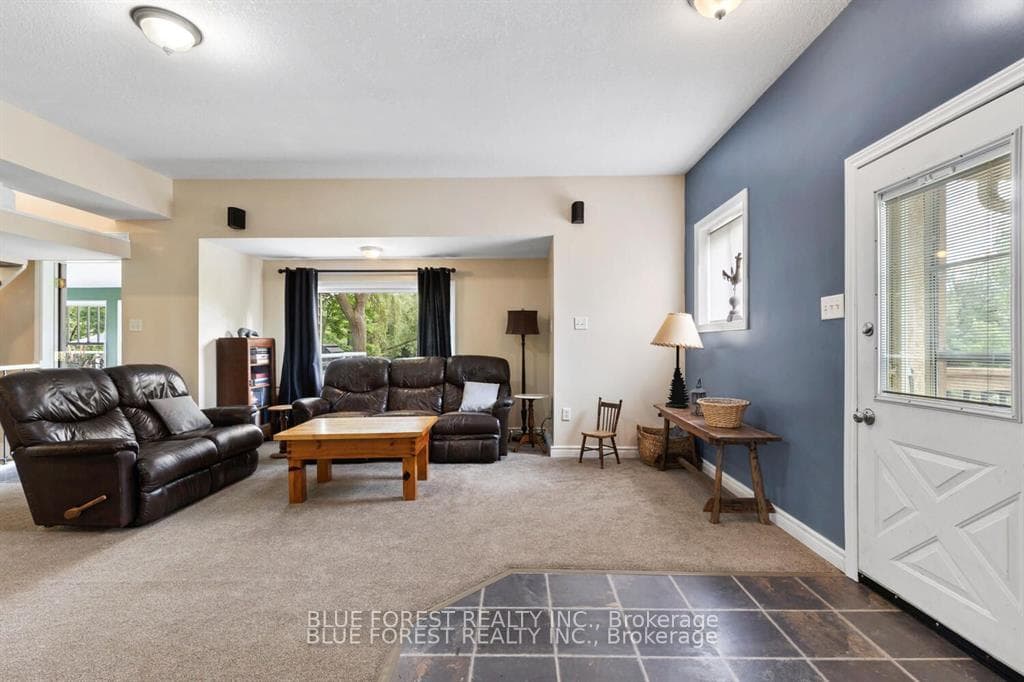 21948 Adelaide Street photo 8