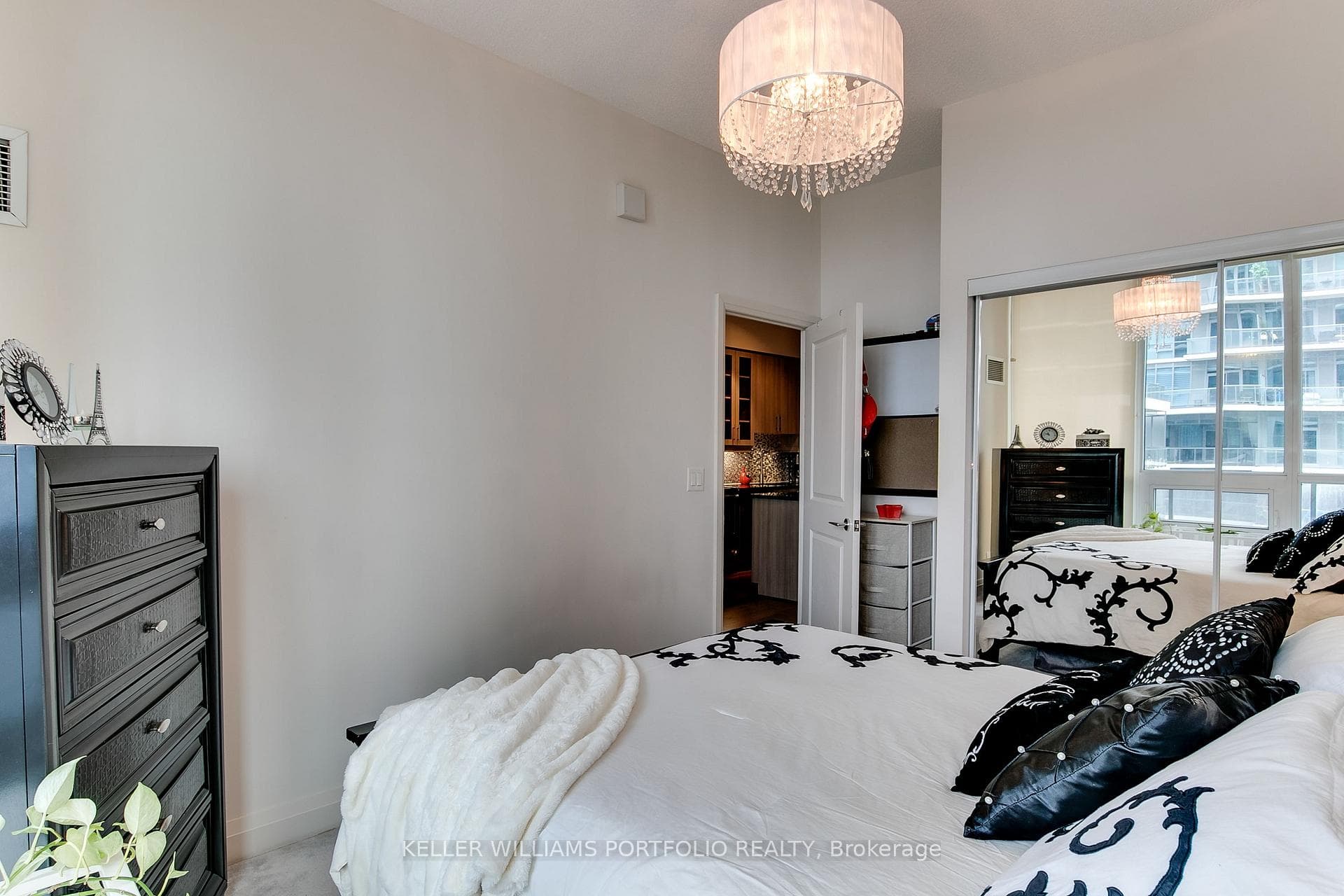 1185 The Queensway N/A Unit 526 photo 11