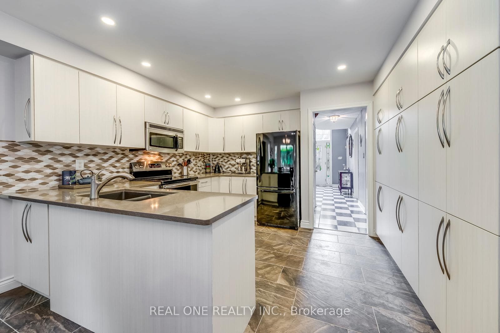 566 Blenheim Crescent photo 11
