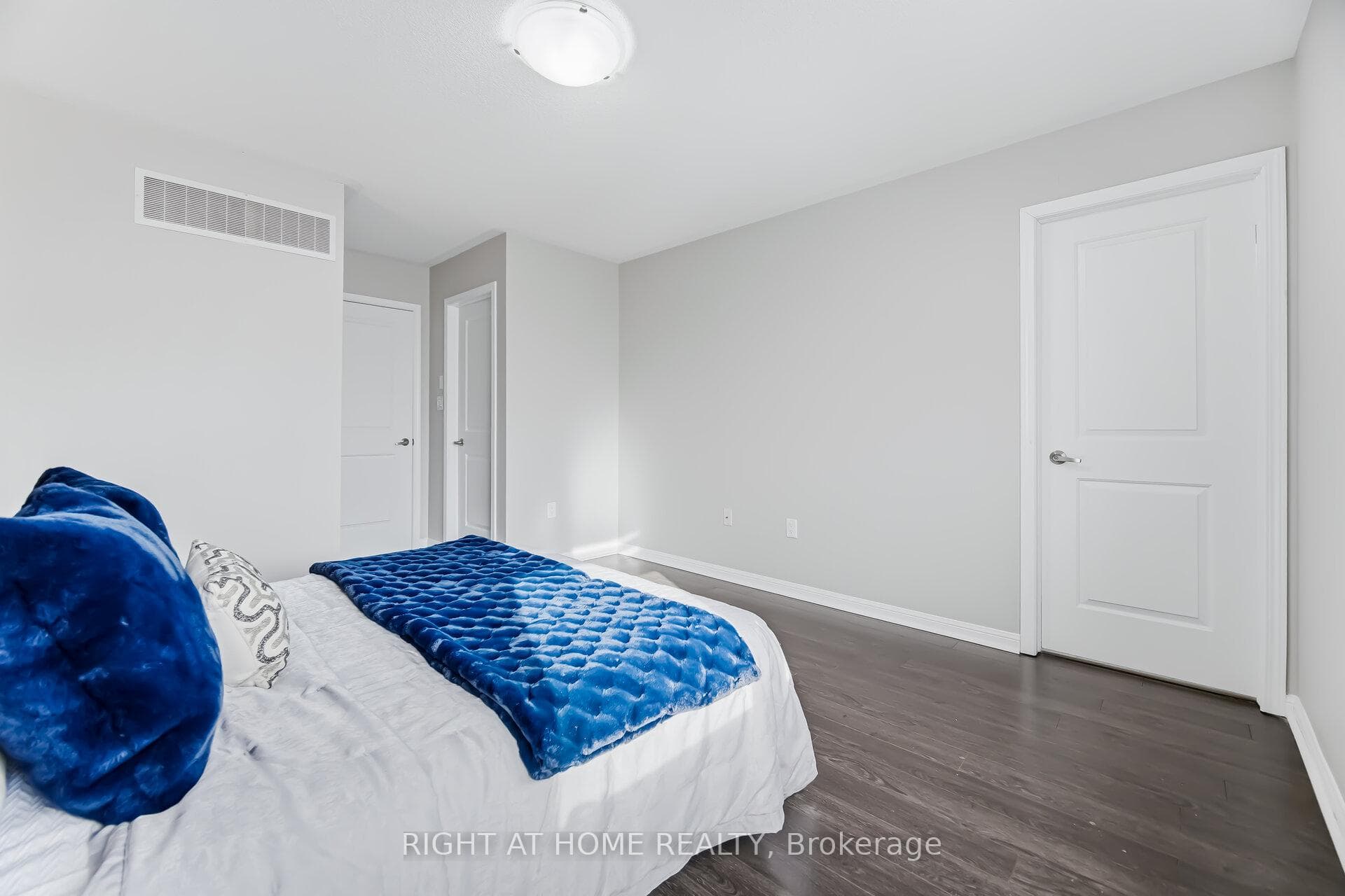 10 Vanhorne Close photo 25