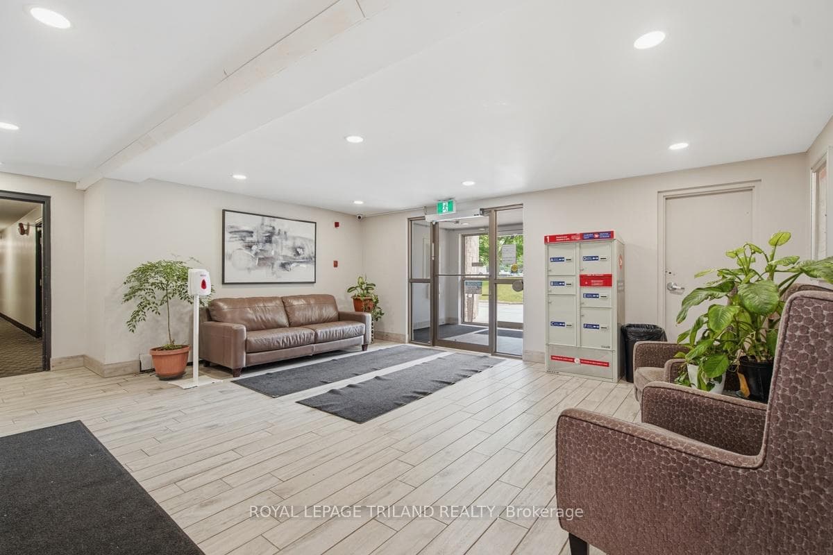 931 Wonderland Road Unit 312 photo 3