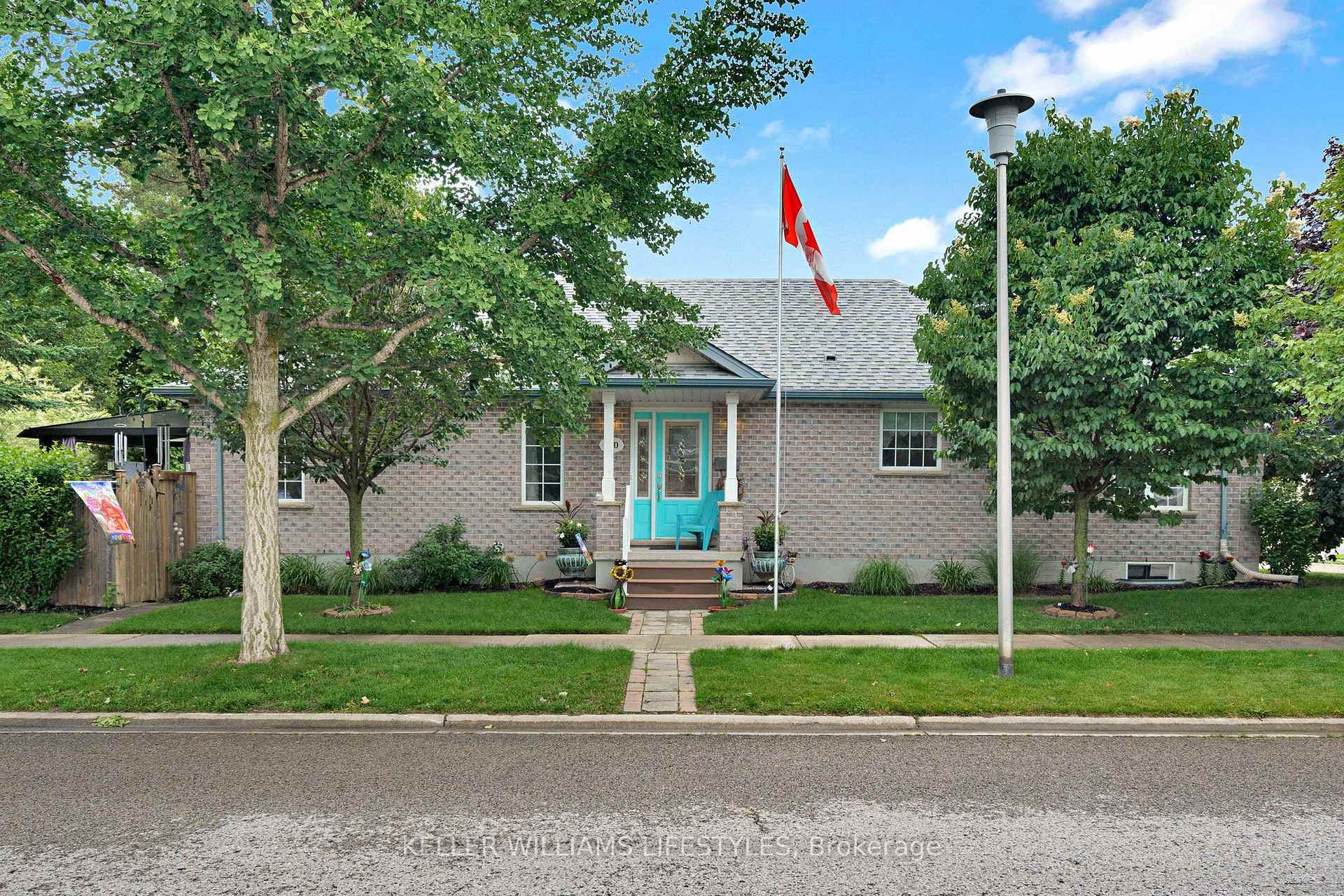 590 SPRUCEWOOD Drive photo 1