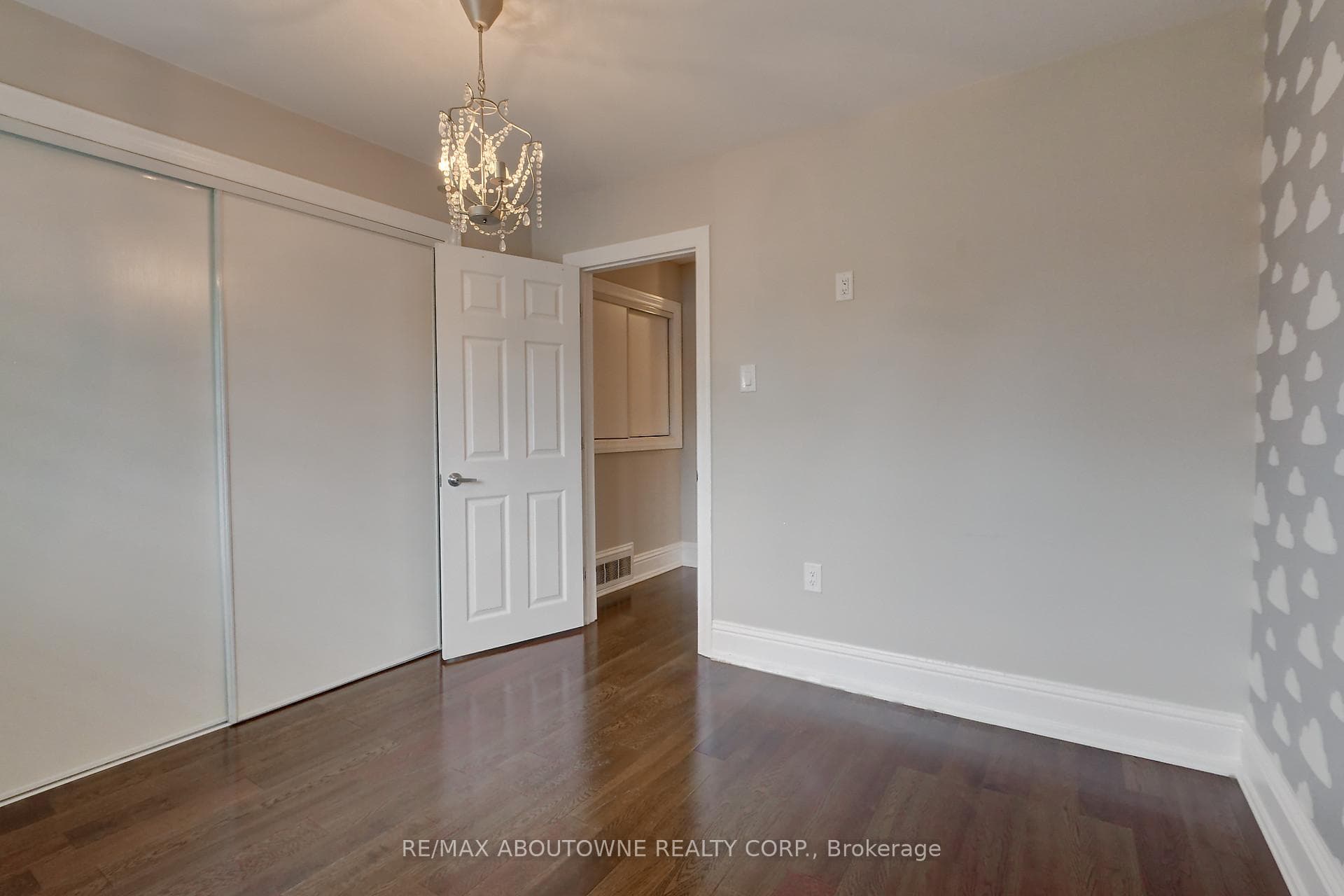 255 Wales Crescent photo 28