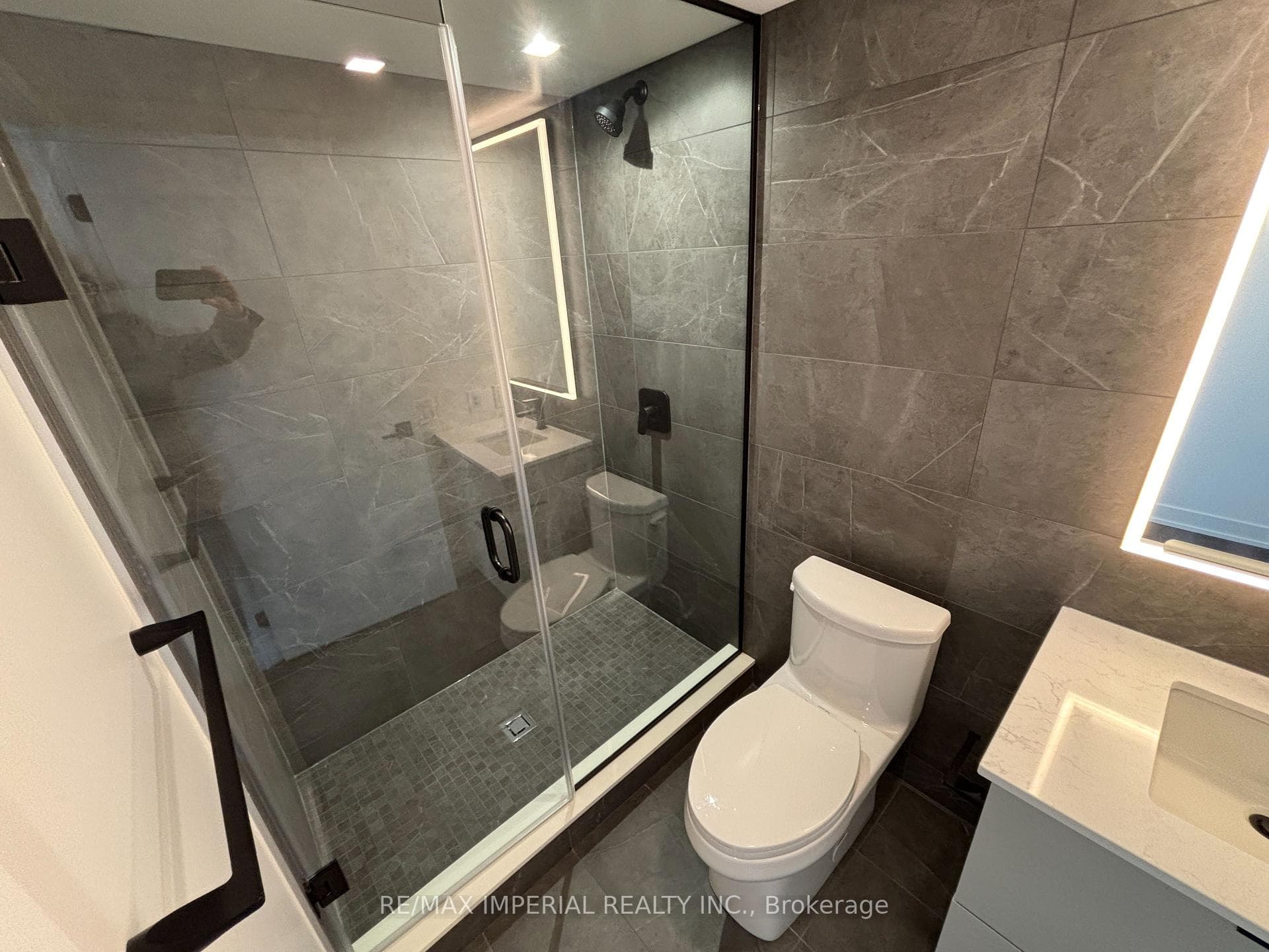 609 Sherbourne Street Unit 1410 photo 7
