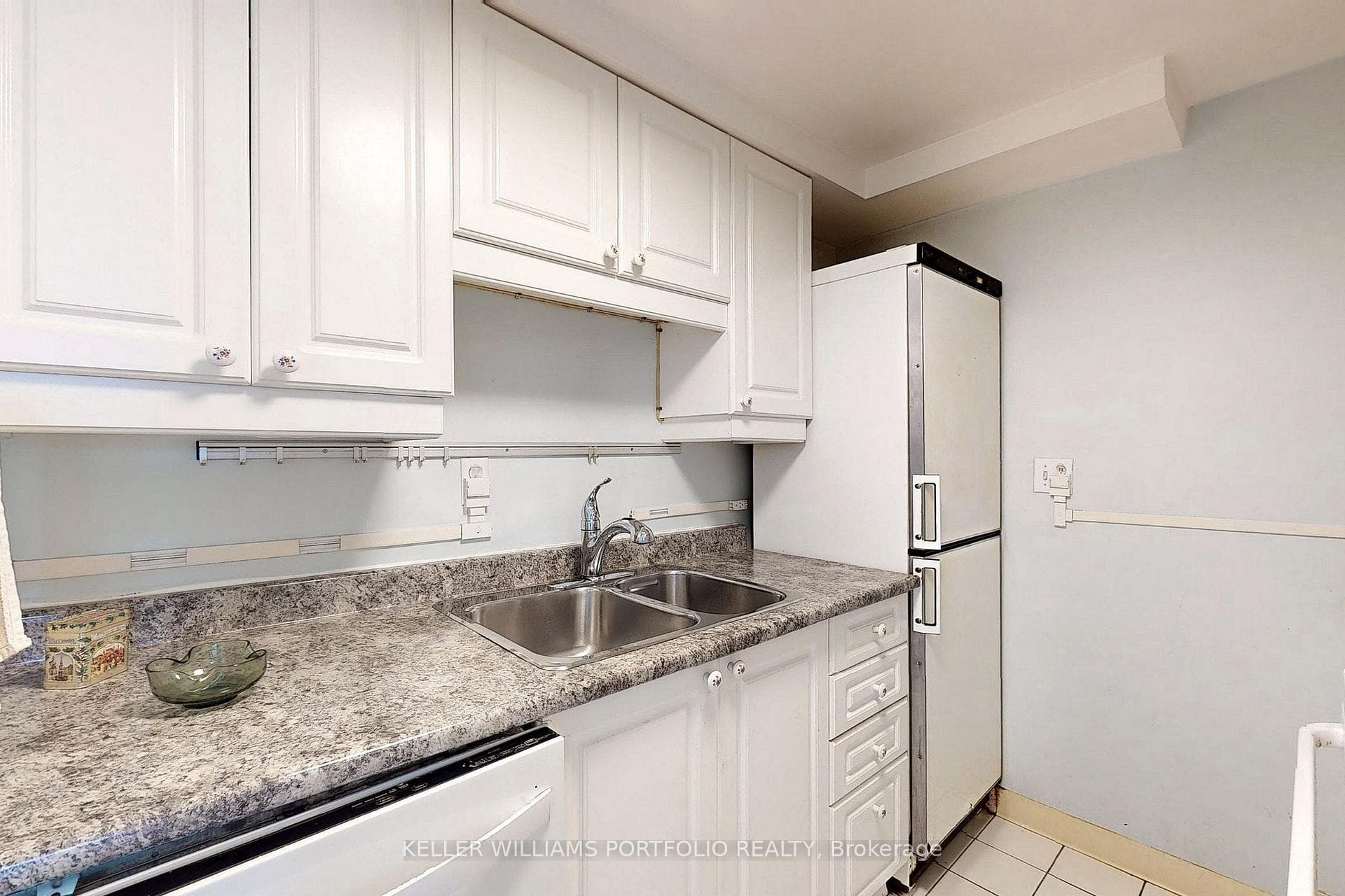 720 Spadina Avenue Unit 1510 photo 11