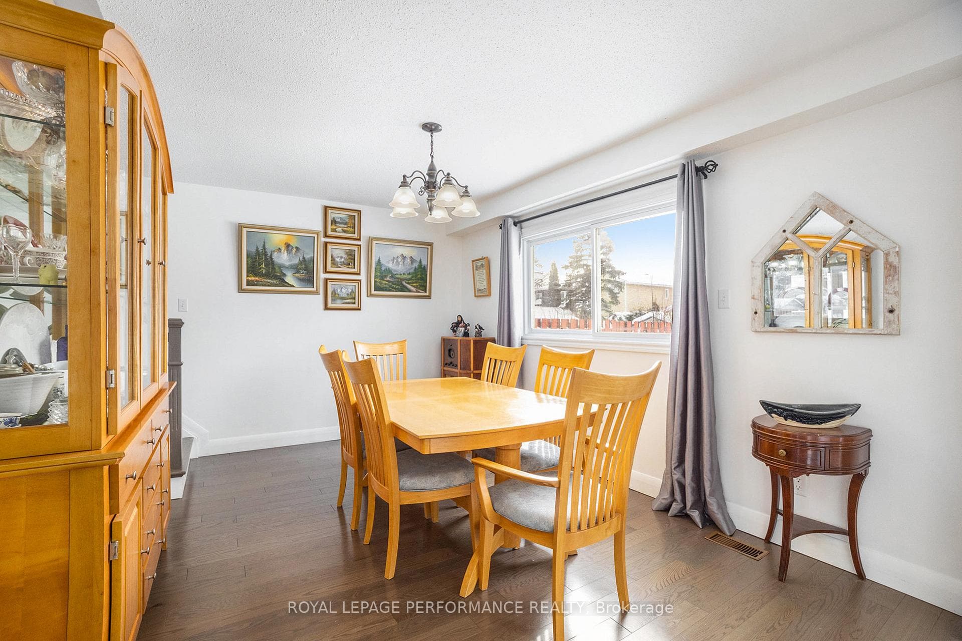 1070 St Germain Crescent photo 7