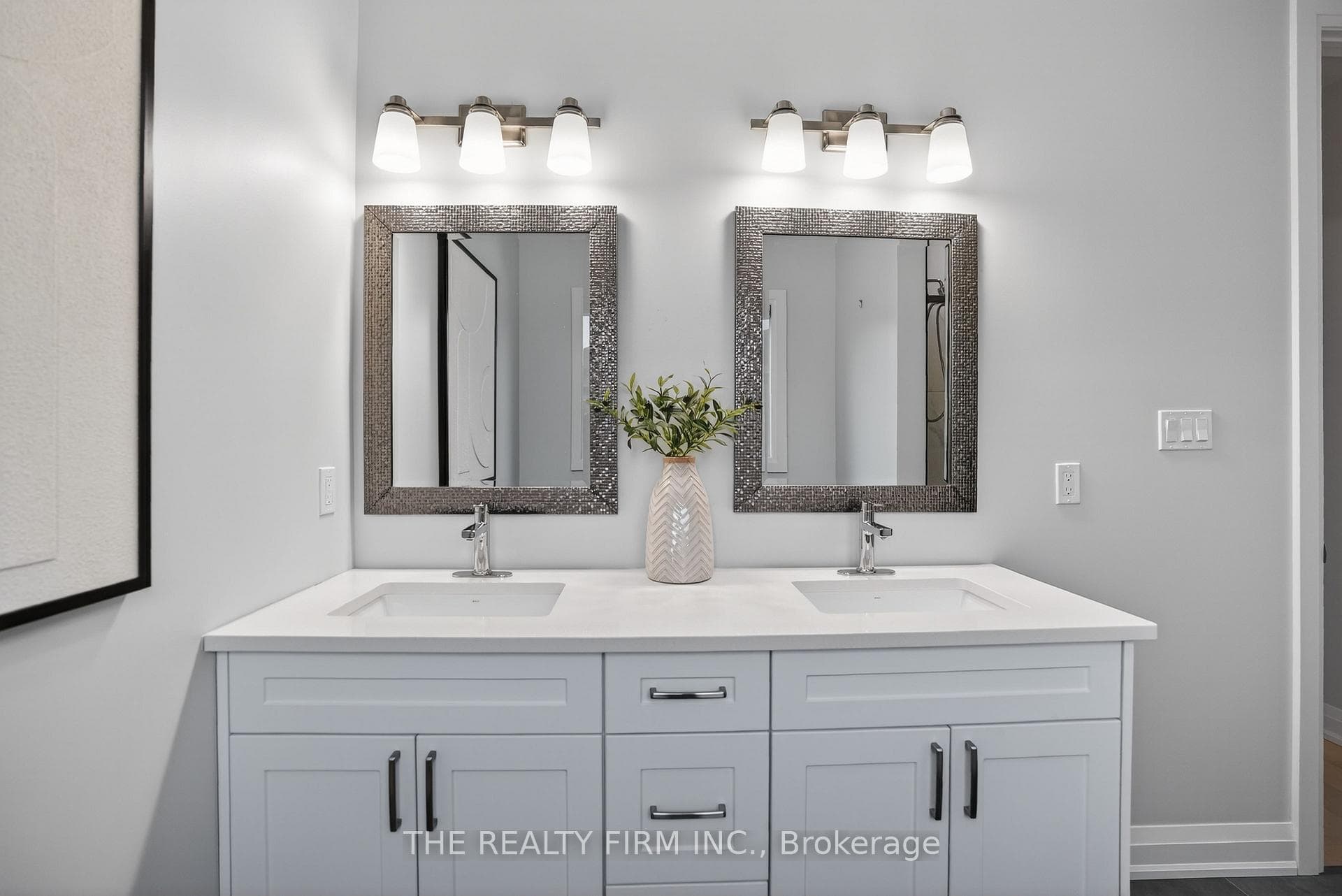 Double vanity in the ensuite