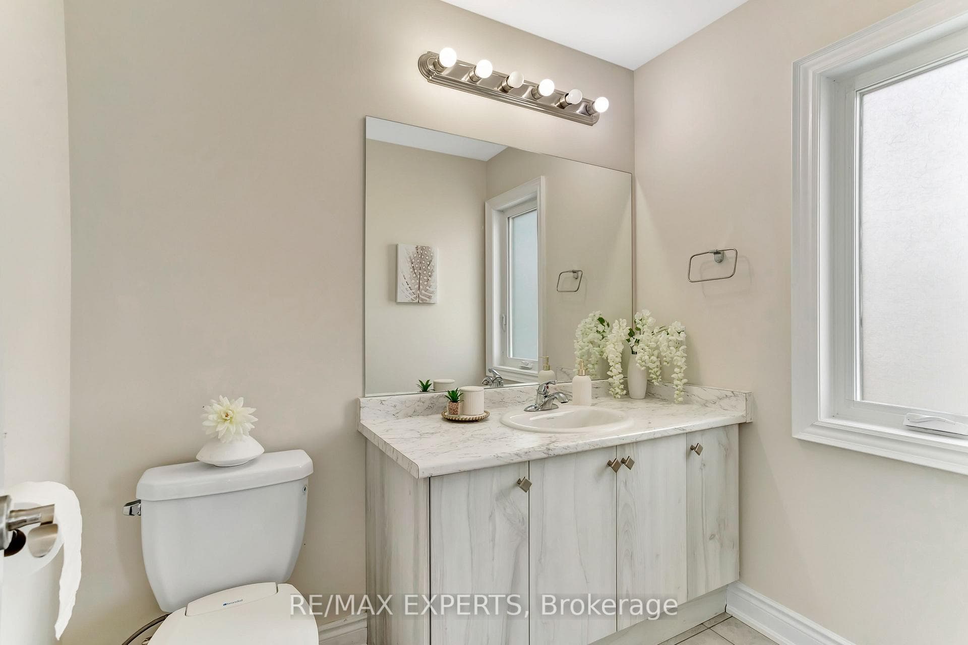 72 Lorne Thomas Place photo 29
