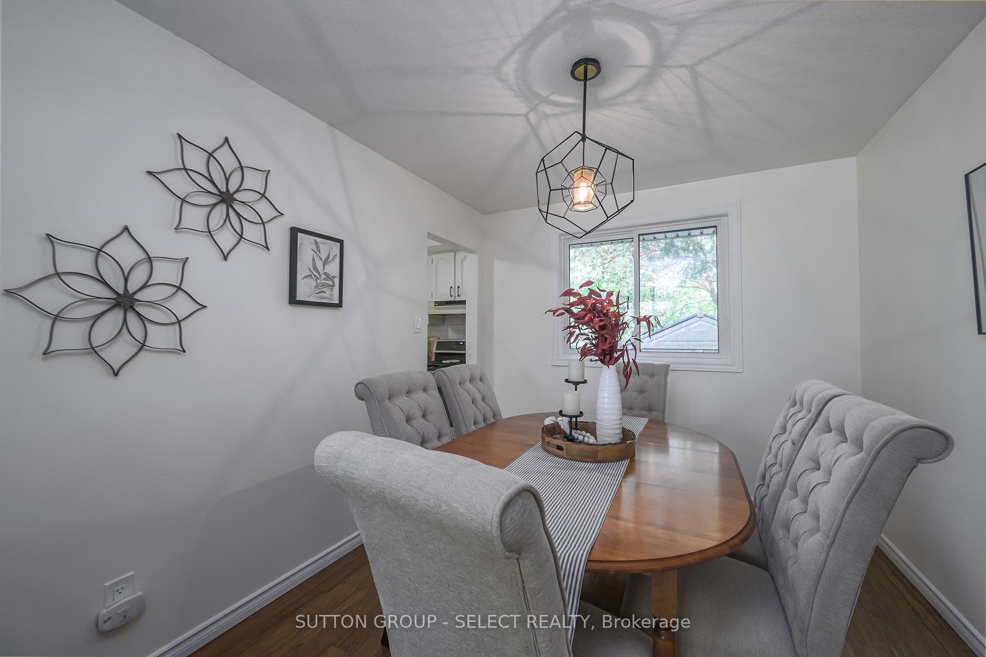 62 Cottonwood Crescent photo 5