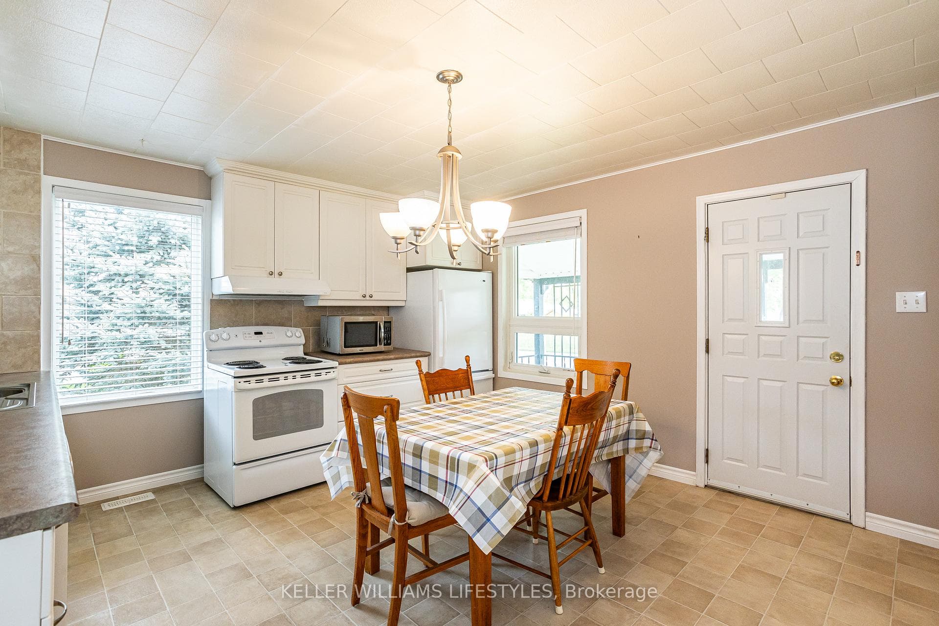 255 Hastings Street photo 10