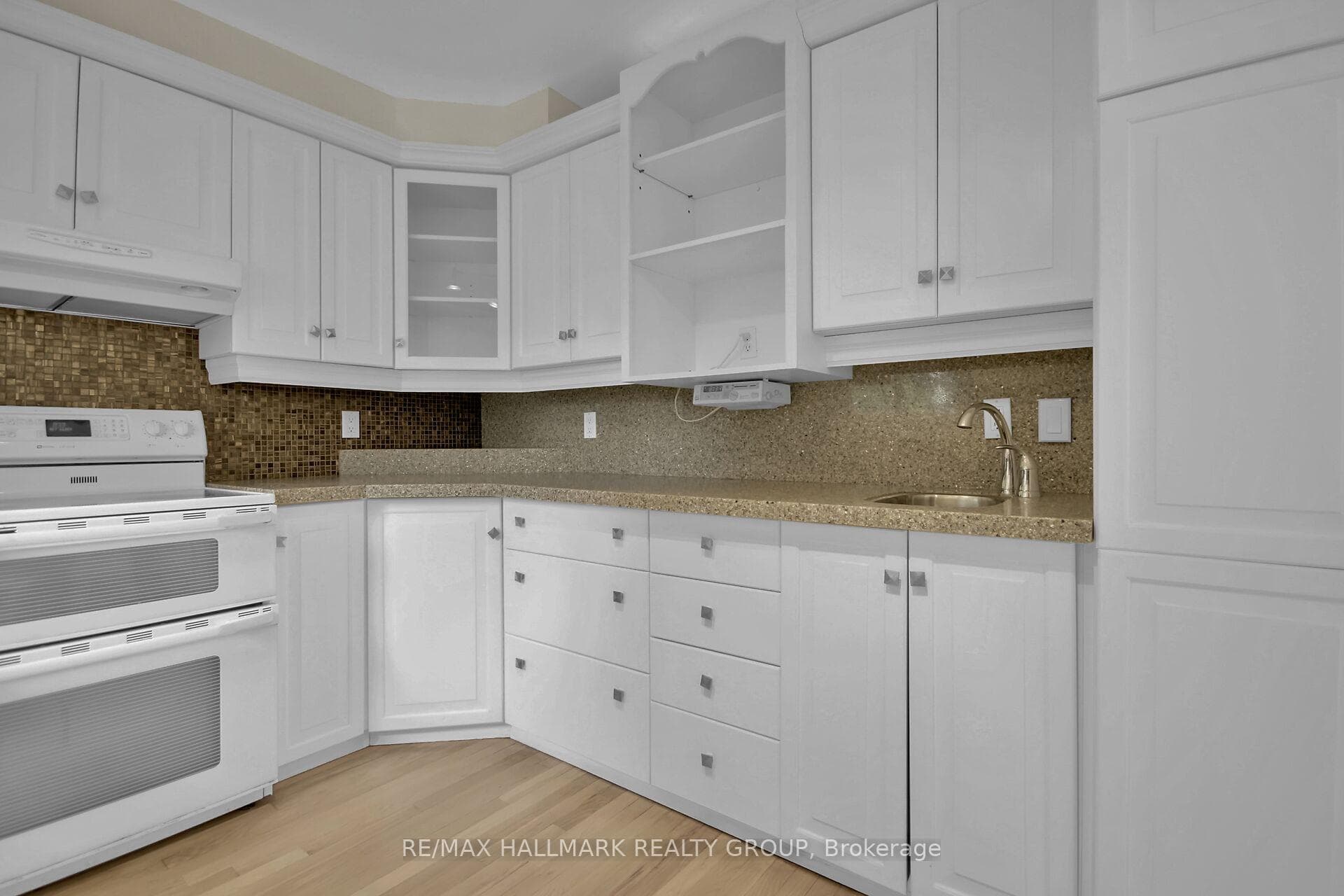 30 Brodeur Crescent photo 12