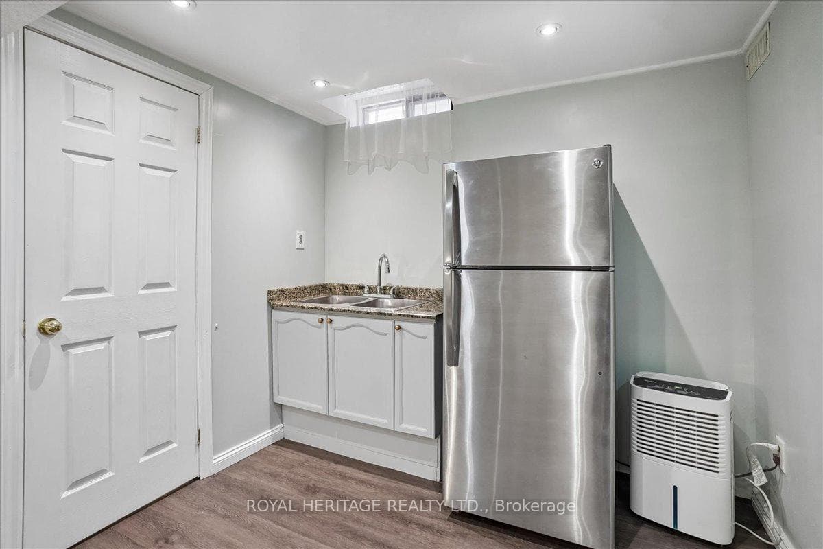 148 Adele Crescent photo 35