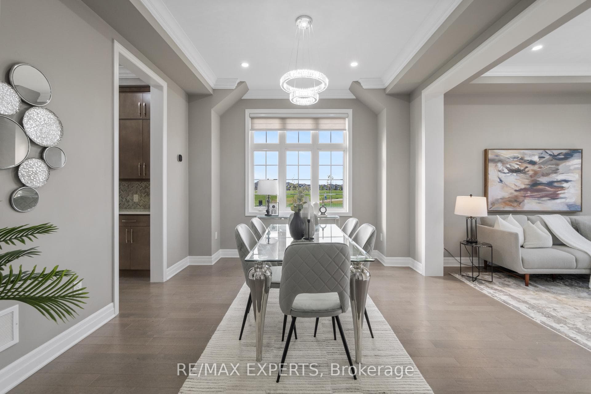 Dinning room with views of the park