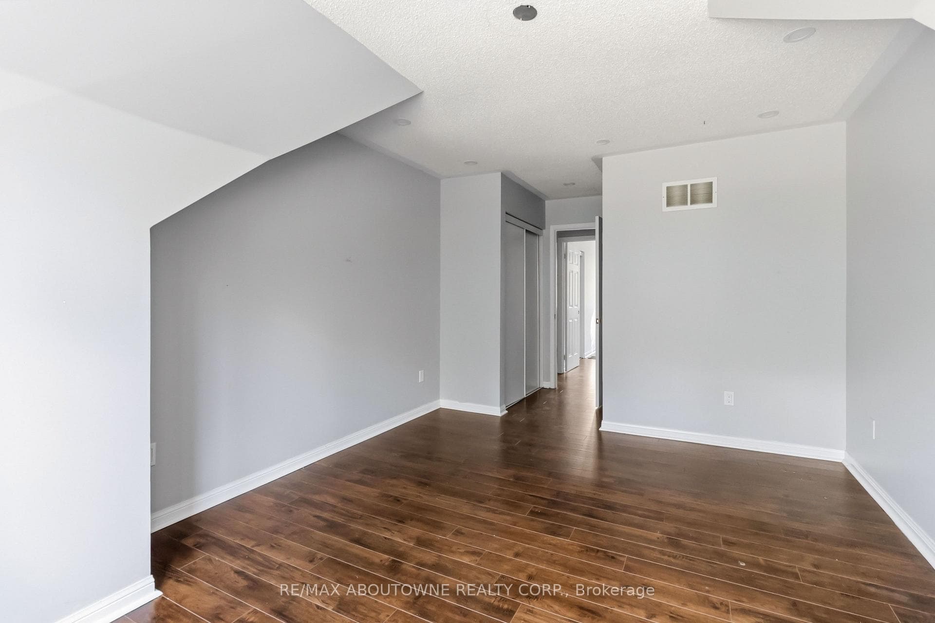 930 Lancaster Boulevard photo 26