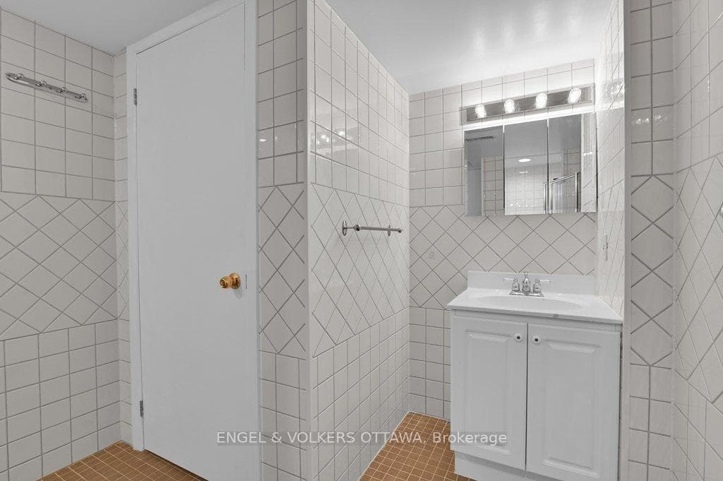 580 Thessaly Circle photo 31