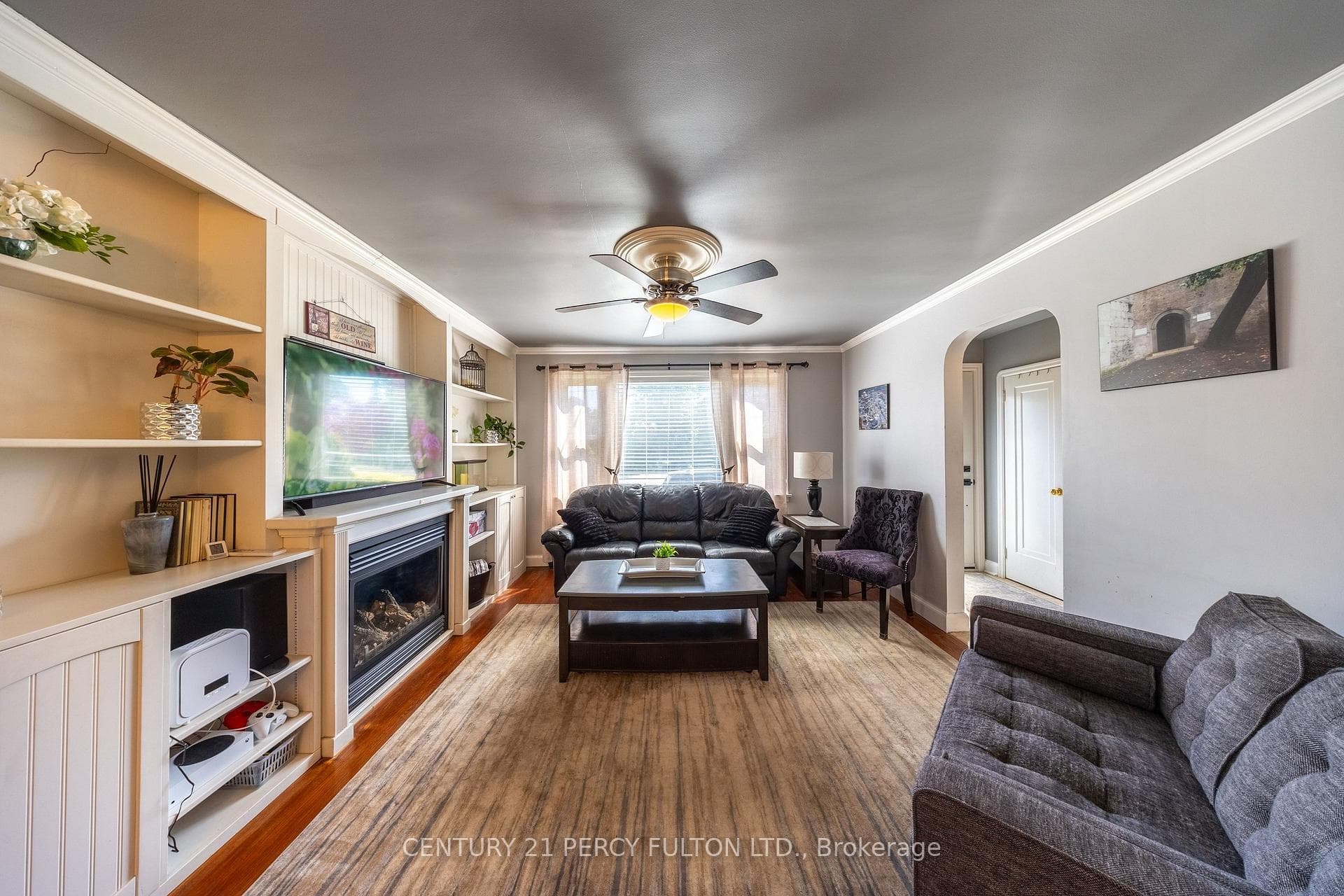 816 SIMCOE Street photo 8