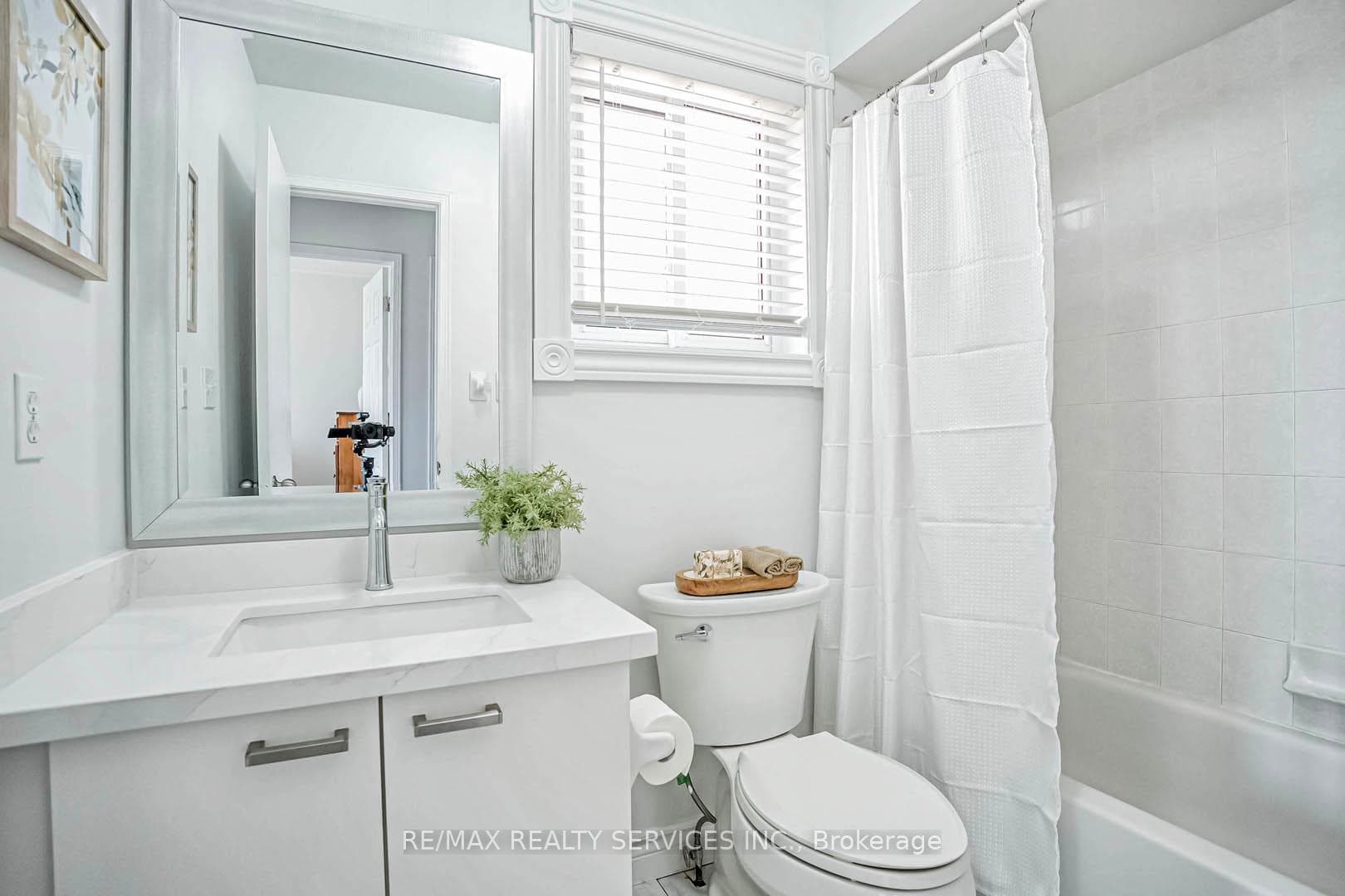 433 Jay Crescent photo 23