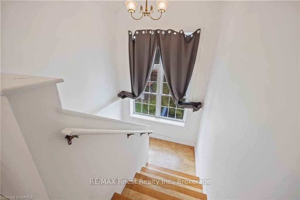 260 JOHN Street photo 21
