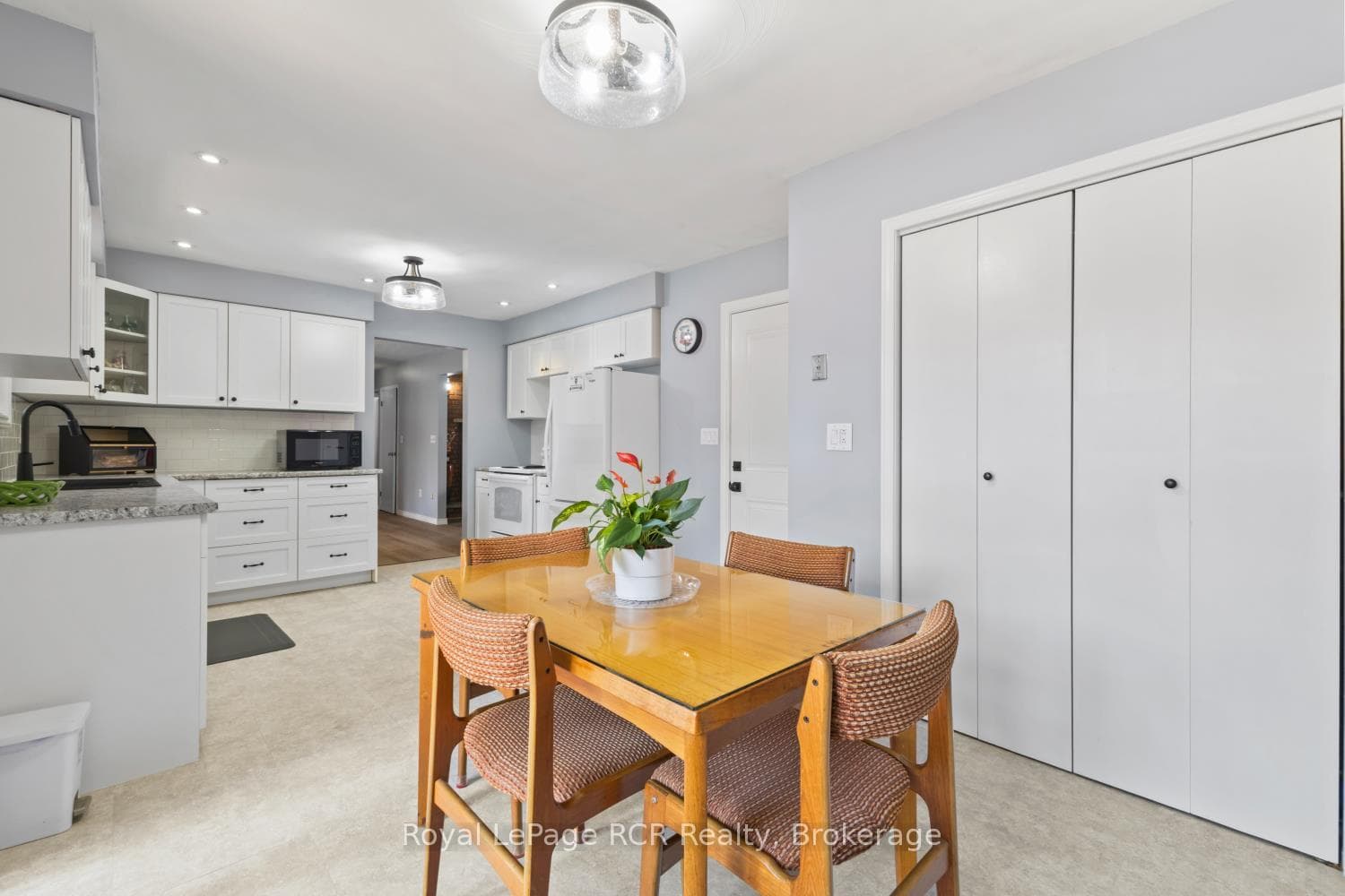 Eat-in Kitchen