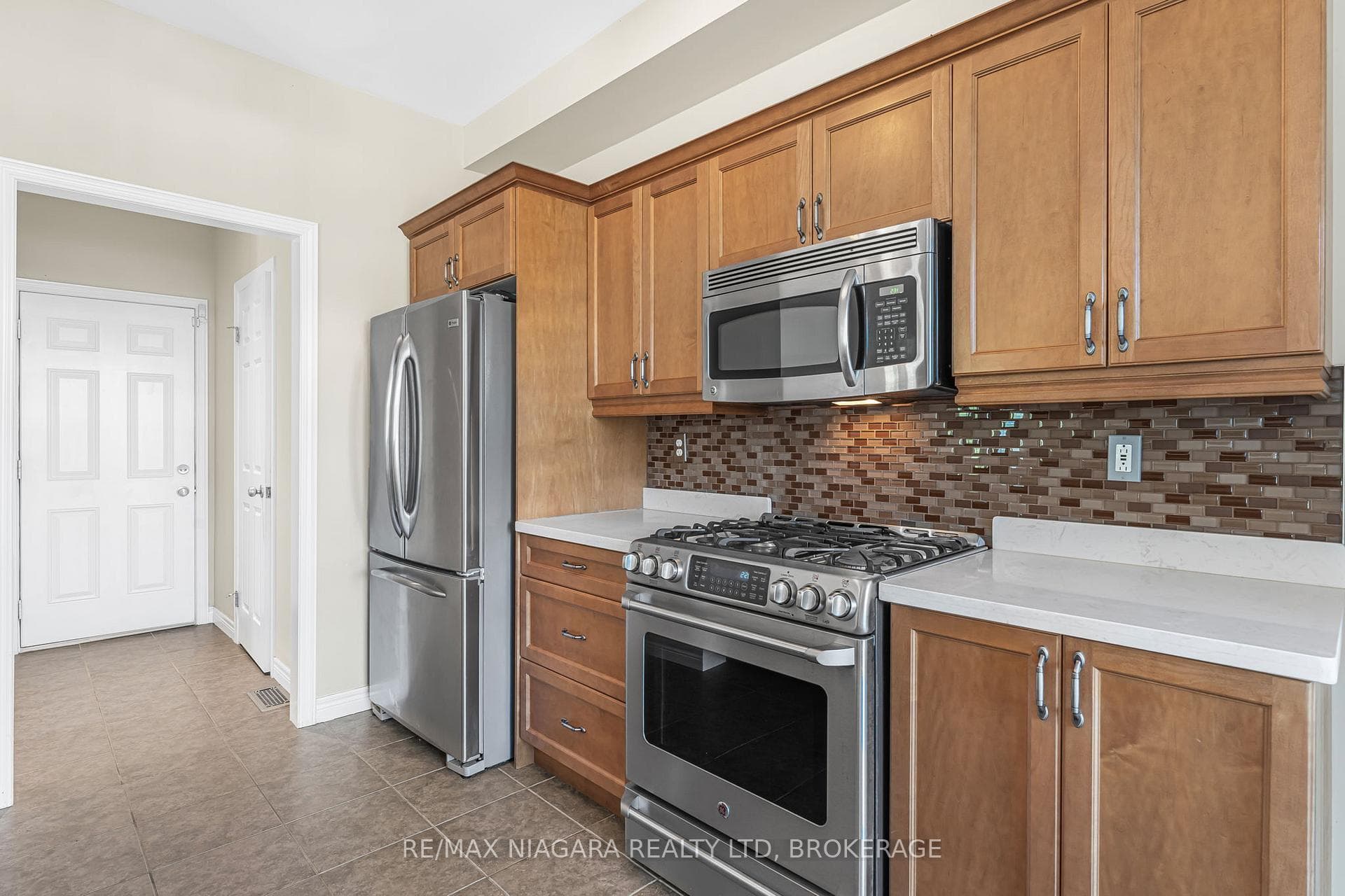 750 Lakeshore Road photo 11