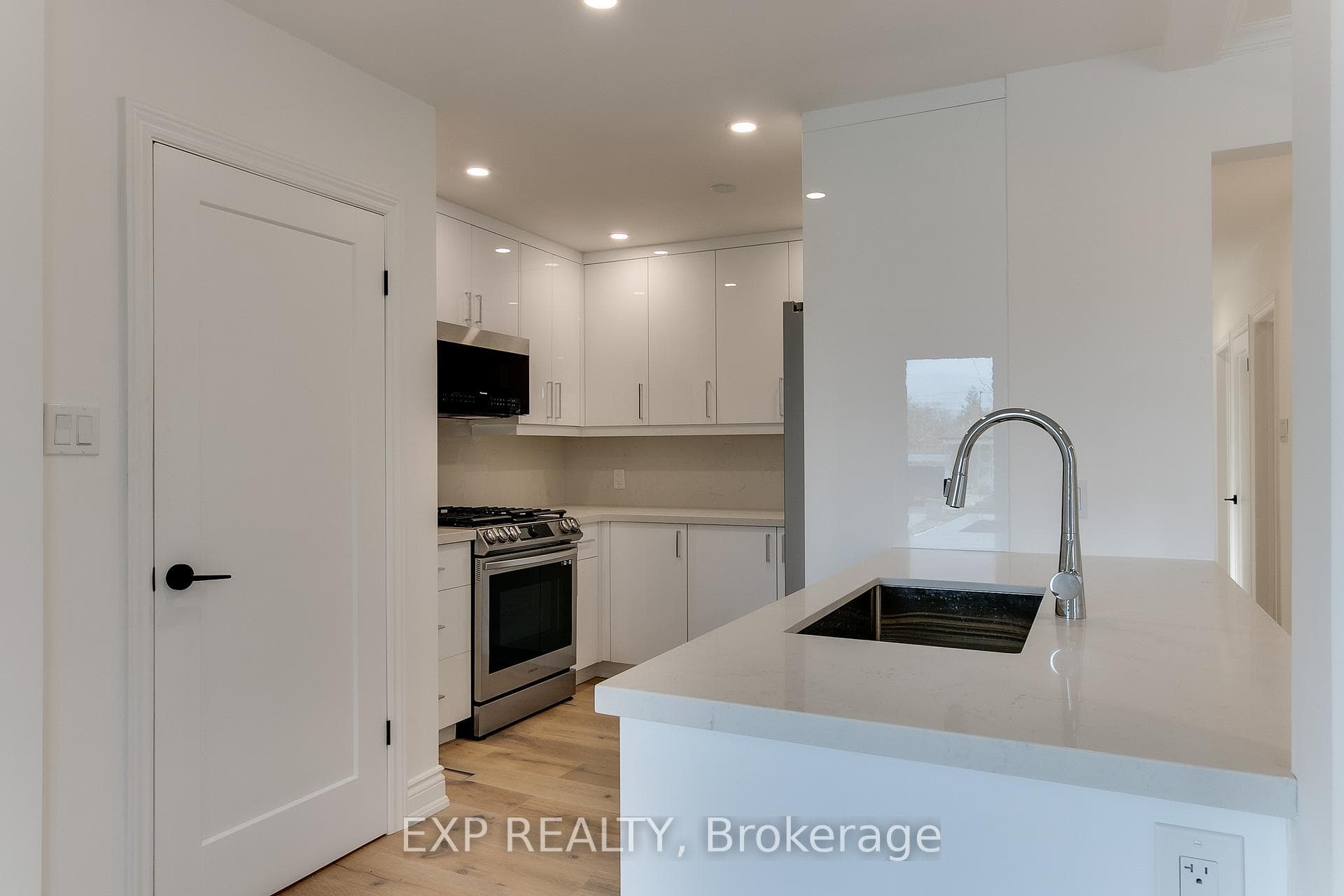 16 Stephenfrank Road Unit Main photo 13