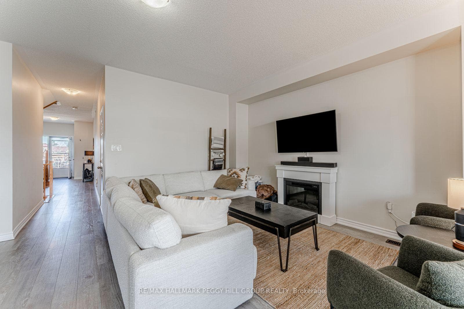 1226 Peelar Crescent photo 2
