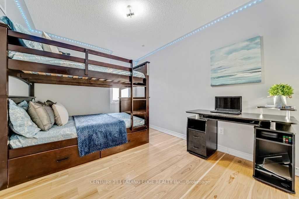 25 Mondeo Drive photo 27