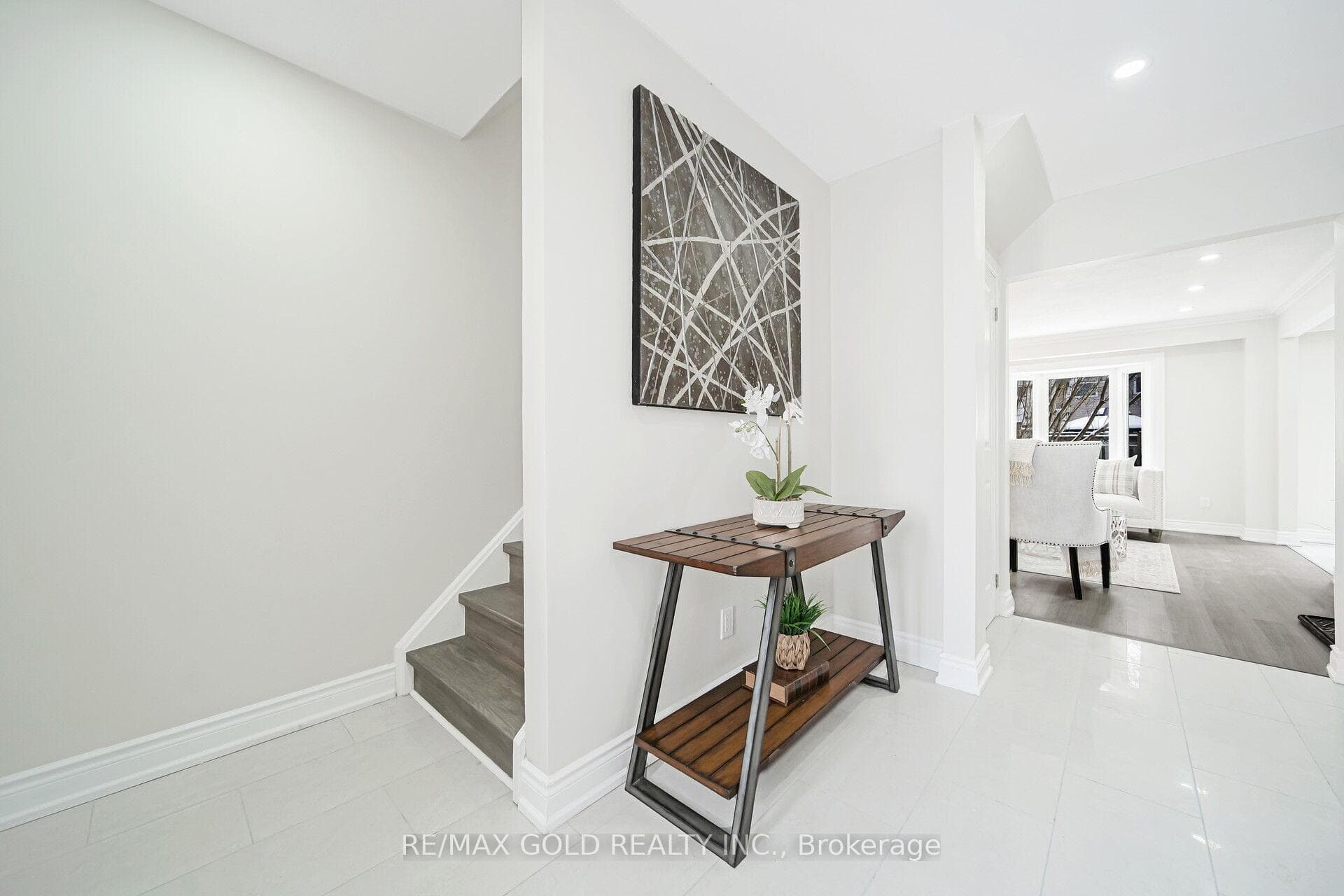 21 Burbank Crescent photo 3