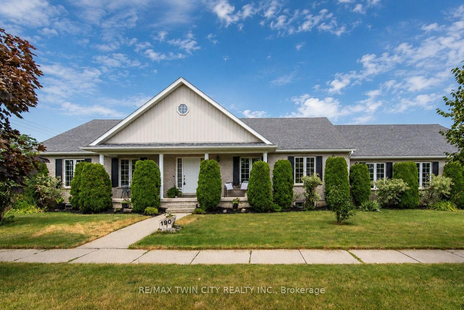 190 Laschinger Boulevard photo 1