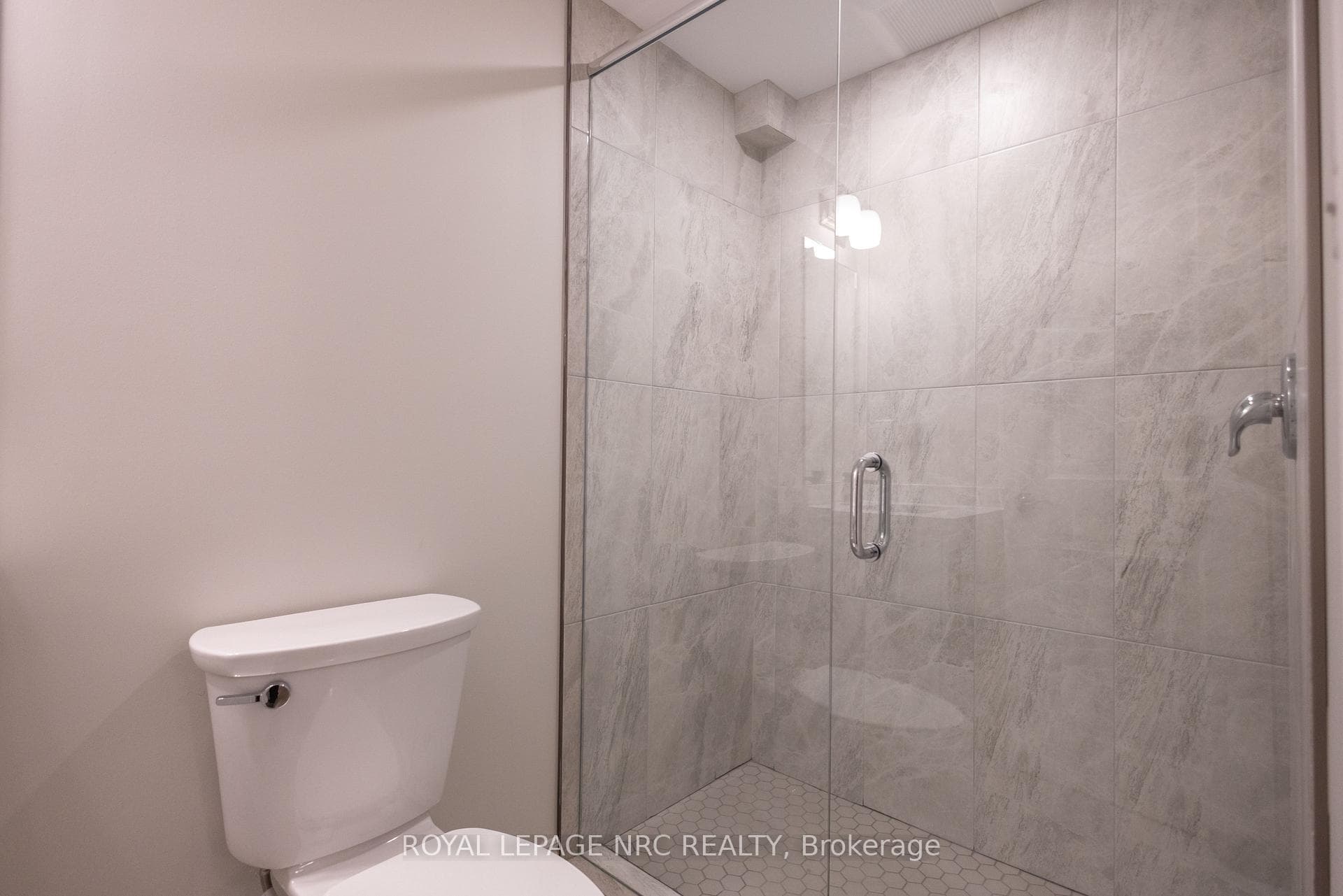 8084 LYNHURST Drive photo 20