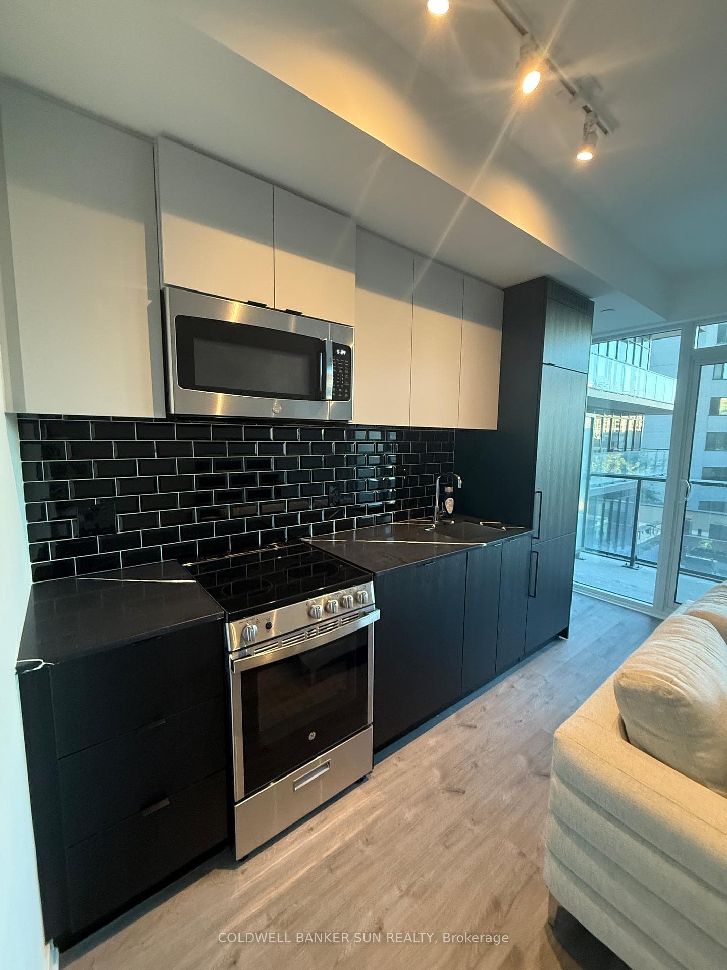 285 Dufferin Street Unit 302 photo 8