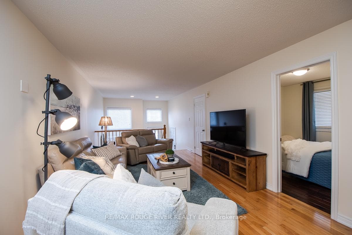 13 Daiseyfield Avenue photo 9