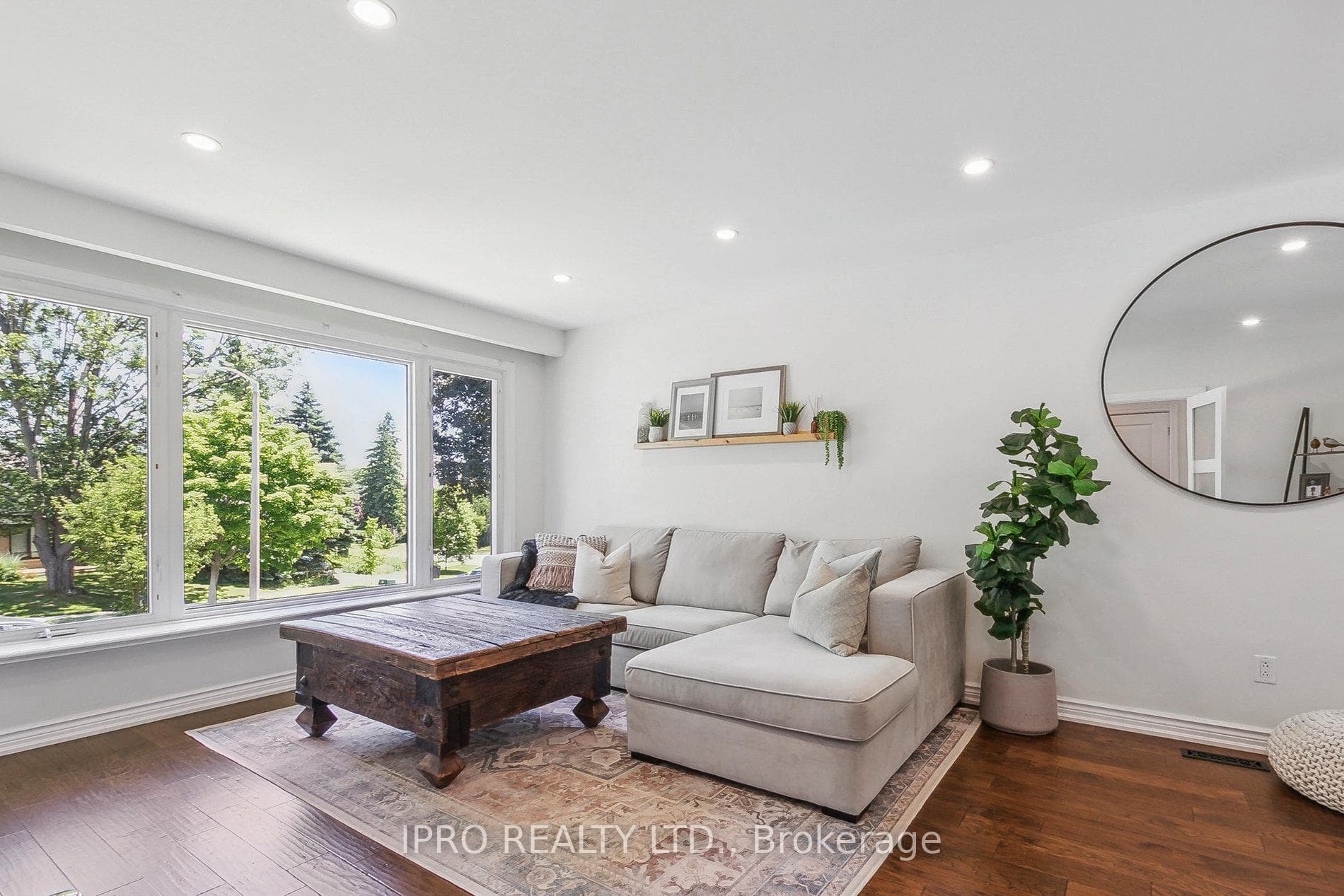 8 Sir Raymond Drive photo 4